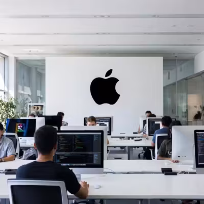 Рабочие места в офисе Apple с компьютерами iMac официальный логотип