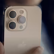 Человек держит смартфон iPhone 13 в руке