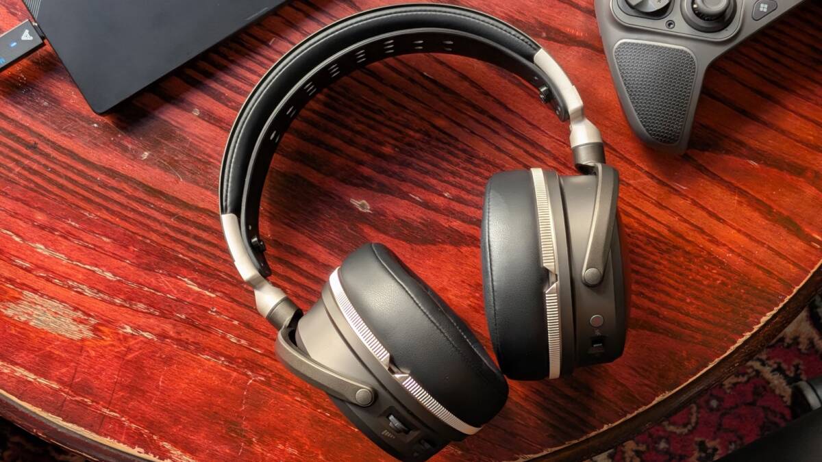 Audeze выпустила игровые наушники Maxwell 2 ANC с адаптивным шумоподавлением 3 Игровые наушники Audeze Maxwell 2 ANC на деревянной поверхности