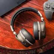 Игровые наушники Audeze Maxwell 2 ANC на деревянной поверхности