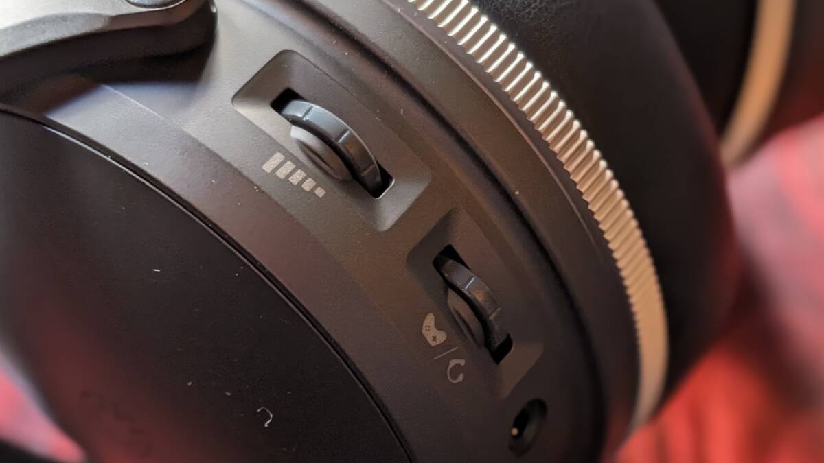Audeze выпустила игровые наушники Maxwell 2 ANC с адаптивным шумоподавлением 5 Крупный план регулятора громкости на наушниках Maxwell 2 ANC