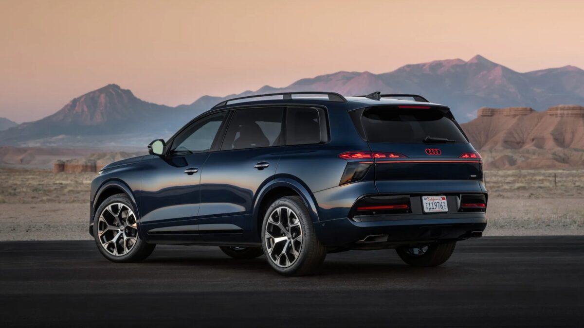 седан Audi Q9 на фоне гор