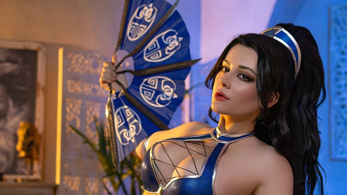 Модель показала соблазнительный косплей Китаны из Mortal Kombat 7 Модель в соблазнительном косплее Китаны из Mortal Kombat