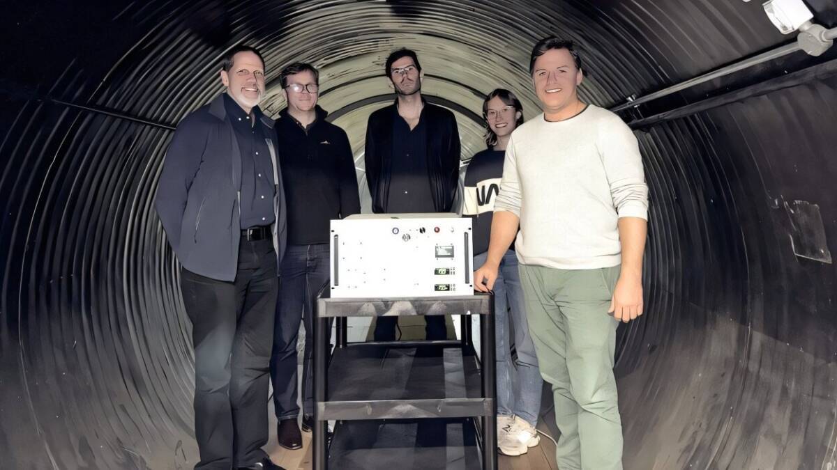 Торпедообразная металлическая труба с внутренним устройством интерфейс экрана управления