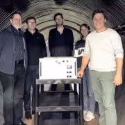 Торпедообразная металлическая труба с внутренним устройством интерфейс экрана управления