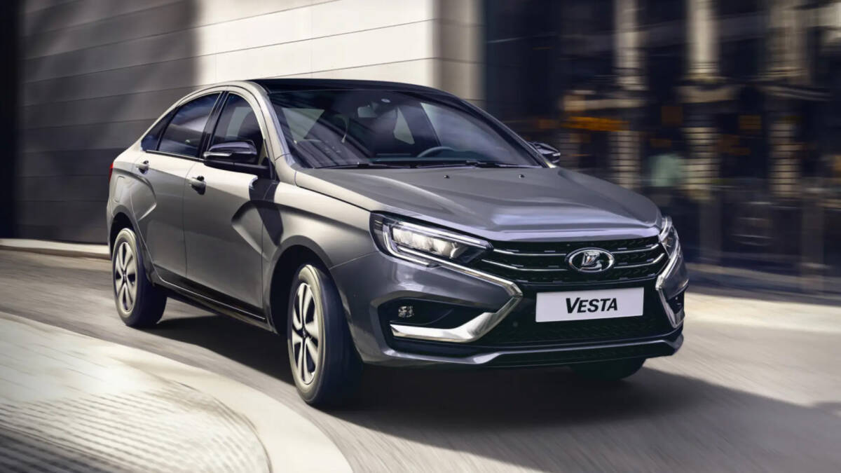 АвтоВАЗ снизил цену Lada Granta до 624 тыс. рублей 1 Седан Lada Vesta на дороге