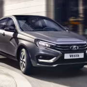 Седан Lada Vesta на дороге