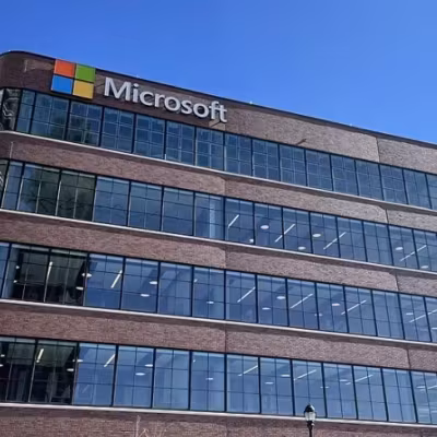 Azure пробила $100 млрд и потянула Microsoft вверх на фоне рекордных трат на ИИ 6 Многоэтажное офисное здание Microsoft с логотипом