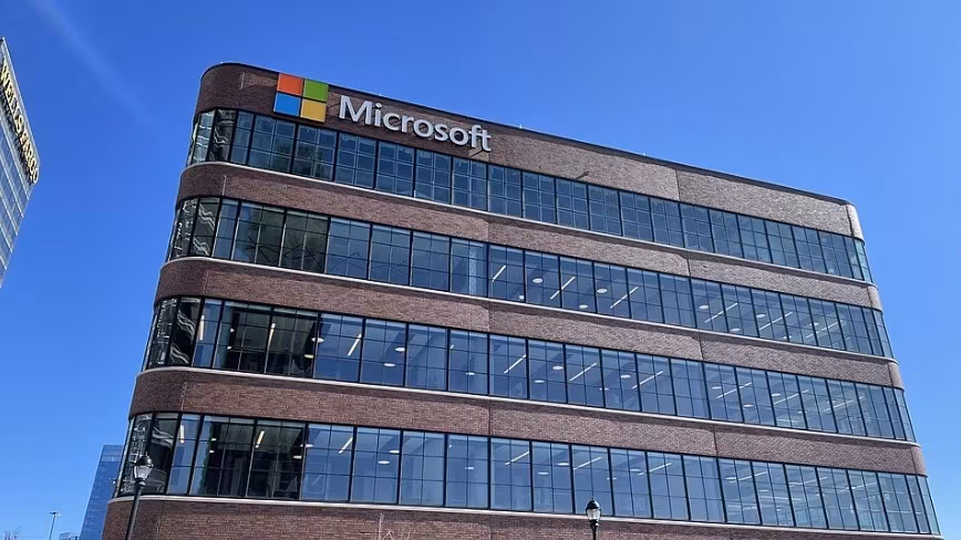 Многоэтажное офисное здание Microsoft с логотипом