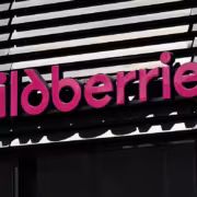 Wildberries сократила сроки выплат продавцам 3 Буквы Wildberries на фасаде магазина