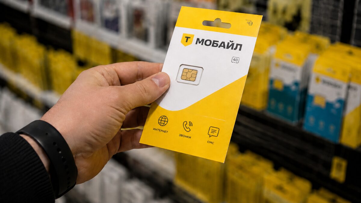 Банки превращают сим-карту в способ удержать клиента и заработать на данных 6 Человек держит SIM-карту мобайл в магазине