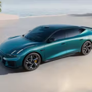 Электромобиль Geely с зеленым кузовом и черным потолком