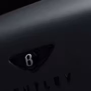 Задняя часть электромобиля Bentley Torcal с логотипом 8