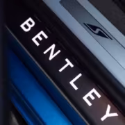 Bentley заменила рёв V8 живыми барабанами в первом электромобиле Torcal 7 Передняя часть Bentley Bentayga с названием модели