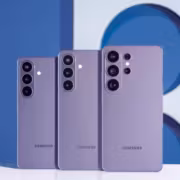 Три смартфона Samsung Galaxy S26 с тройными камерами на задней панели