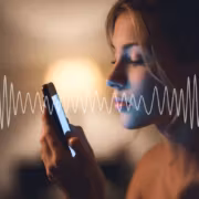 BiP вырос на 120%, а KakaoTalk на 80%: россияне ищут альтернативы Telegram и Max 15 Женщина использует смартфон с голосовыми волнами на экране Бип