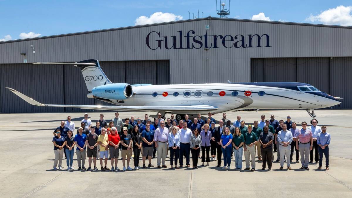 Группа людей у самолёта Gulfstream G800 на аэродроме