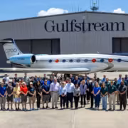 Группа людей у самолёта Gulfstream G800 на аэродроме