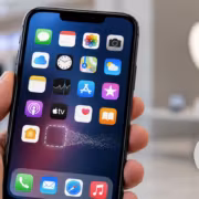 iPhone с домашним экраном и приложениями из статьи БКС пропал из App Store