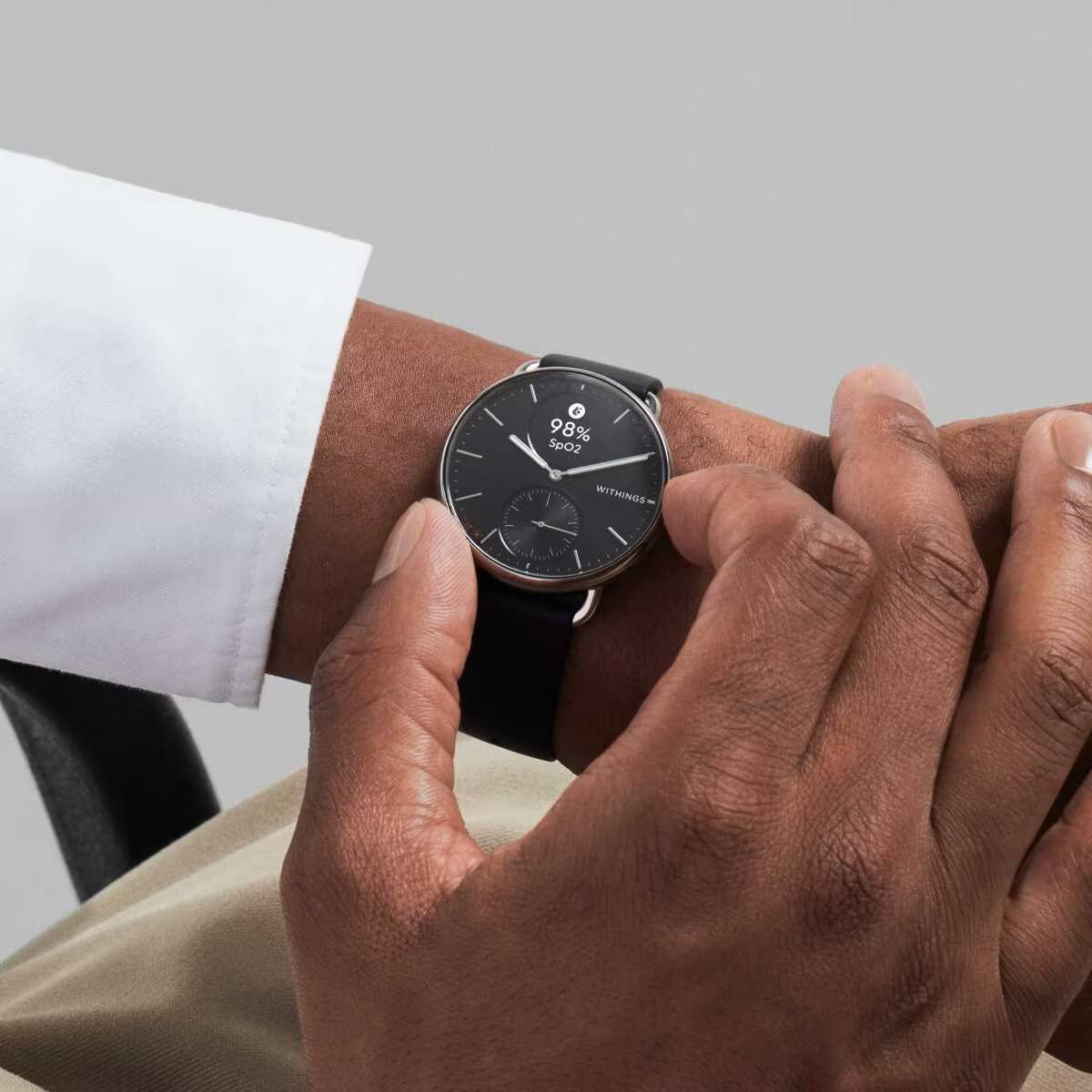Умные часы Withings sleep tracker показывают время и уровень кислорода
