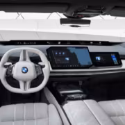 BMW сократит 8000 сотрудников и отдаст «мозг» машин Qualcomm на 10 лет 2 Внутренний интерьер BMW с двумя дисплеями и рулём BMW