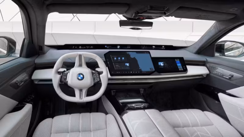 Внутренний интерьер BMW с двумя дисплеями и рулём BMW