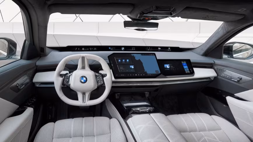 BMW сократит 8000 сотрудников и отдаст «мозг» машин Qualcomm на 10 лет 4 Внутренний интерьер BMW с двумя дисплеями и рулём BMW