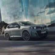 BMW X5 кроссовер с современным дизайном у современного здания