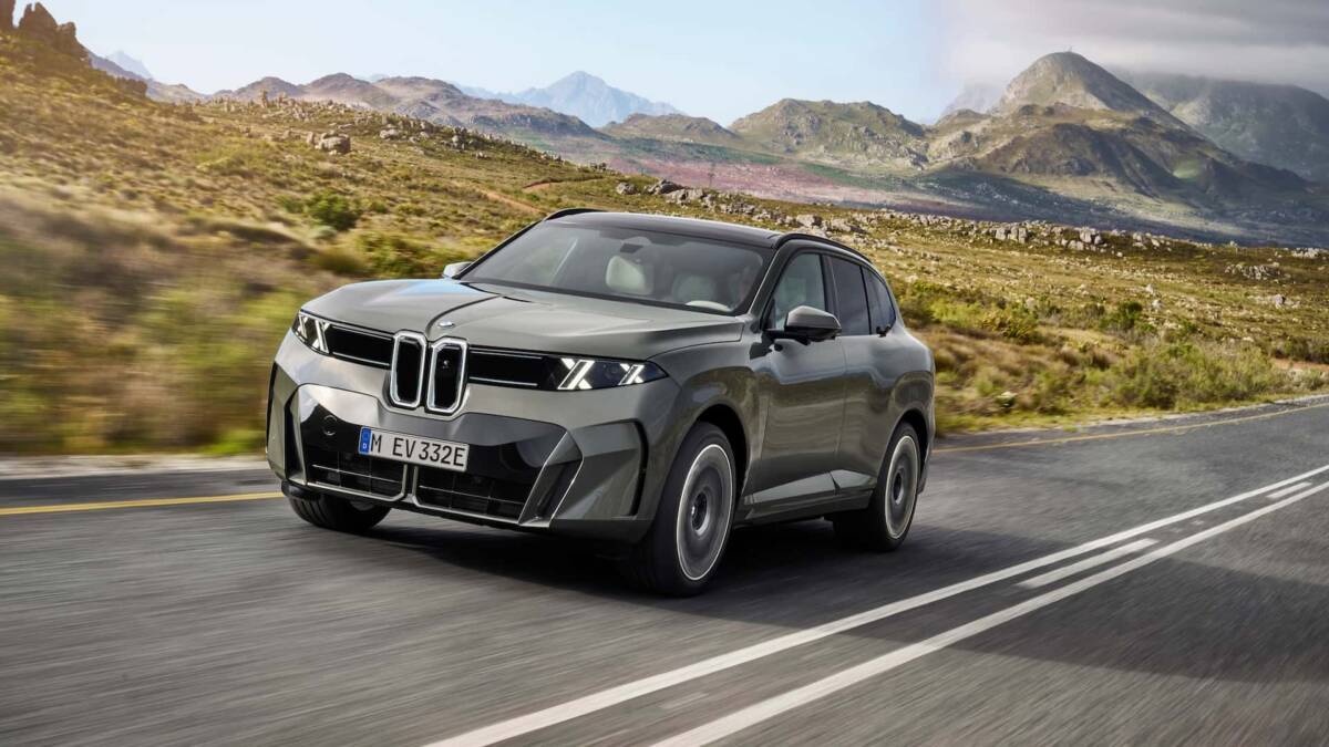 BMW сохранит V8 без гибрида в кроссовере X5 M60 2027 года 2 кроссовер BMW X5 M60 движется по дороге