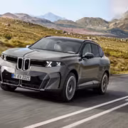 кроссовер BMW X5 M60 движется по дороге
