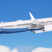 Боинг 737 MAX 7 в полёте небо облака