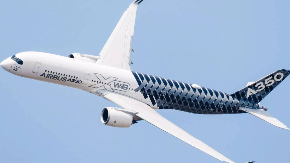 Boeing 777X подвинься. Airbus готовит самую большую версию A350 1 Самолет Airbus A350 XWB в небе с голубым фоном