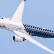 Самолет Airbus A350 XWB в небе с голубым фоном