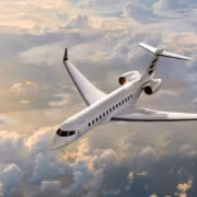 Bombardier Global 8000 разогнался до 1140 км/ч и стал самым быстрым бизнес-джетом 5 Самолет Bombardier Global 8000 в облаках скоростью 1140 кмч