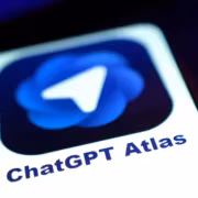 Логотип ChatGPT Atlas на смартфоне с тёмным фоном