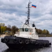 Буксир Грифон-9 на воде у берега с деревьями