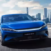 Электромобиль Han EV на городском шоссе
