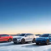 Три электромобиля BYD на пустынной равнине