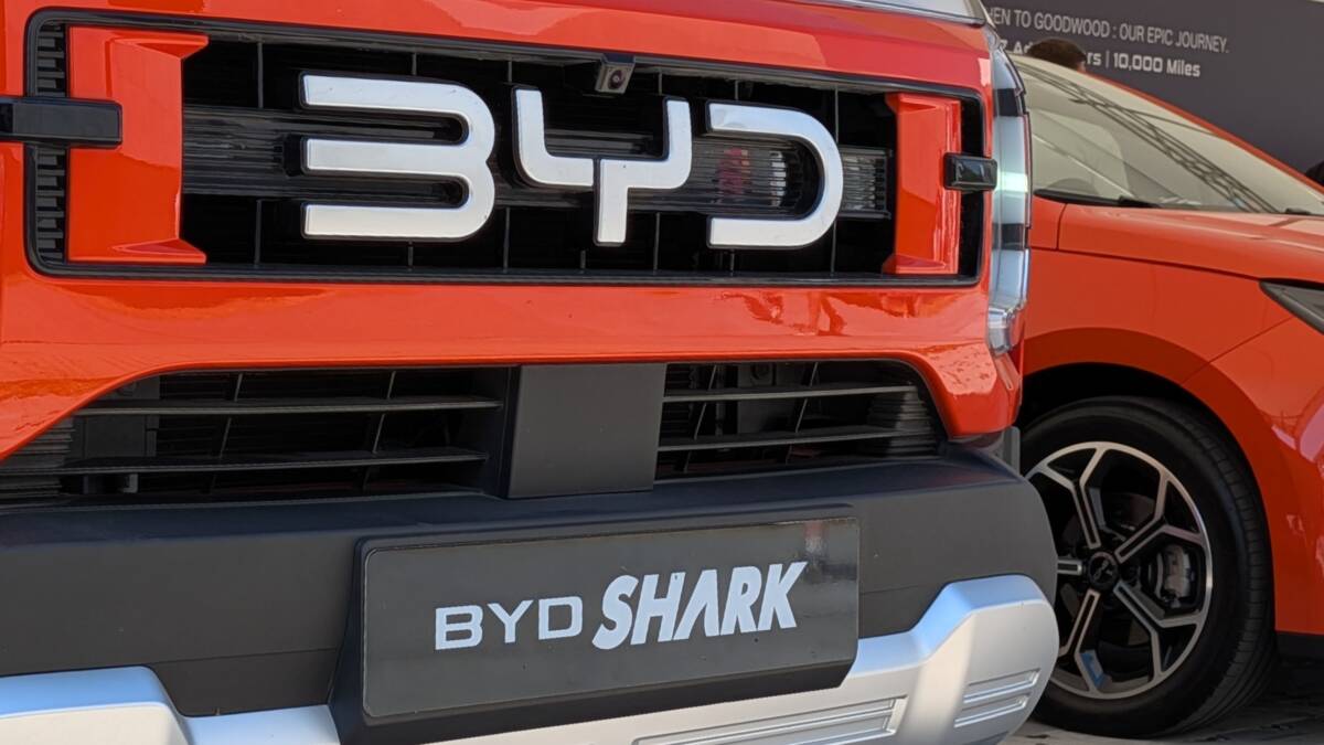 BYD перешагнула 100 000 продаж в Великобритании и нарастила сеть до 143 точек 3 Передняя часть электромобиля BYD в красном цвете