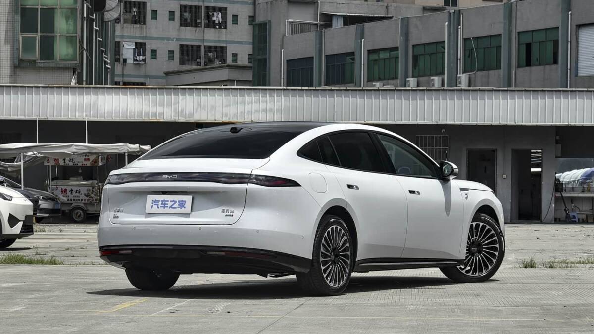 Седан BYD Seal 08 получил 694 силы, 905 км хода и цену от 197 тыс. юаней 5 Белый седан BYD Seal 08 на парковке