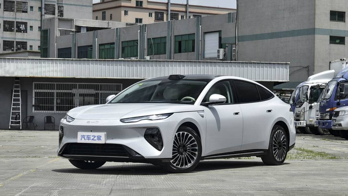 Седан BYD Seal 08 получил 694 силы, 905 км хода и цену от 197 тыс. юаней 4 Электрический седан BYD Seal 08 на парковке