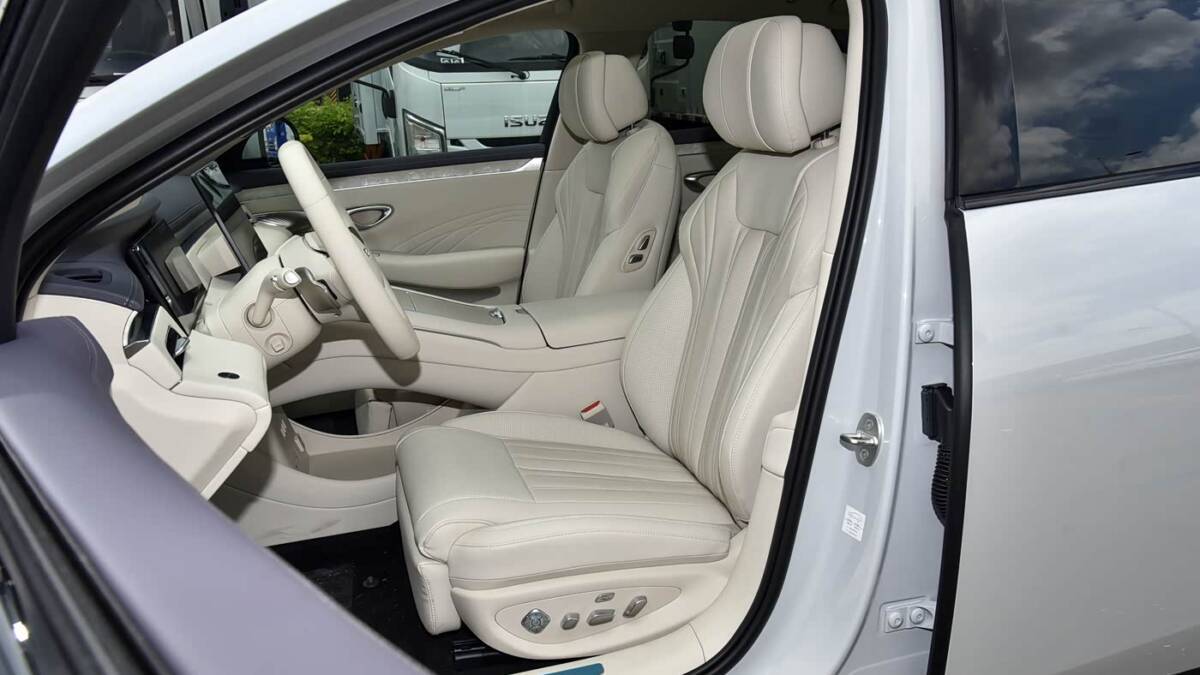 Седан BYD Seal 08 получил 694 силы, 905 км хода и цену от 197 тыс. юаней 7 Интерьер электроседана BYD Seal 08 седая кожа