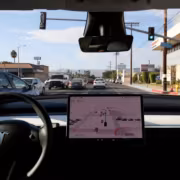 Автоматизированное такси Tesla внутри на дороге с другими машинами