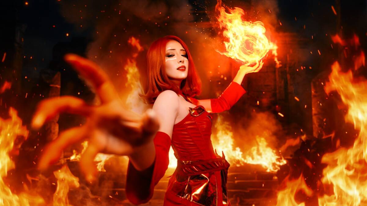 Модель показала косплей огненной Лины из Dota 2 11 Модель в косплей огненной Лины из Dota 2 с огнём и пламень пасхладной背景ой