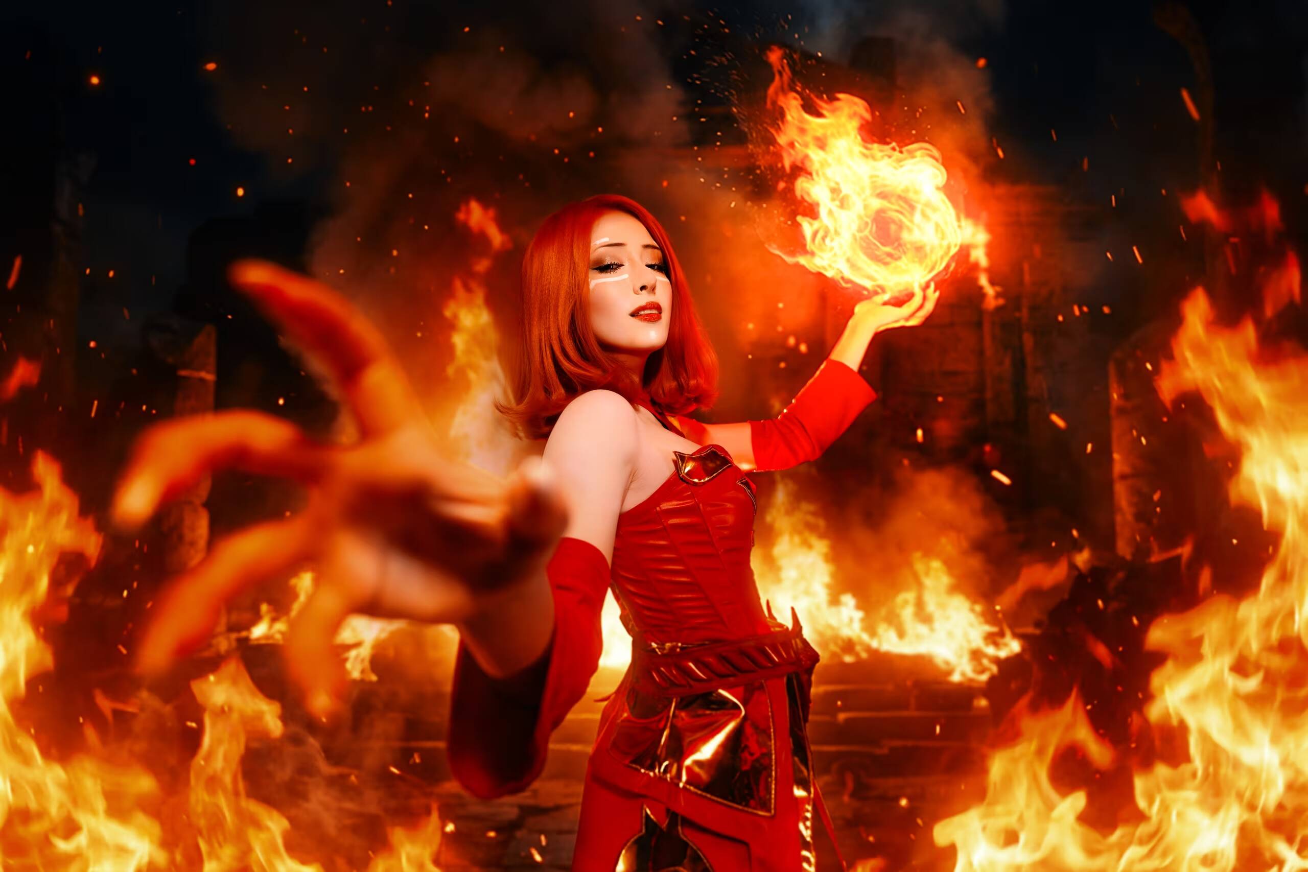 Модель в косплей огненной Лины из Dota 2 с огнём и пламень пасхладной背景ой
