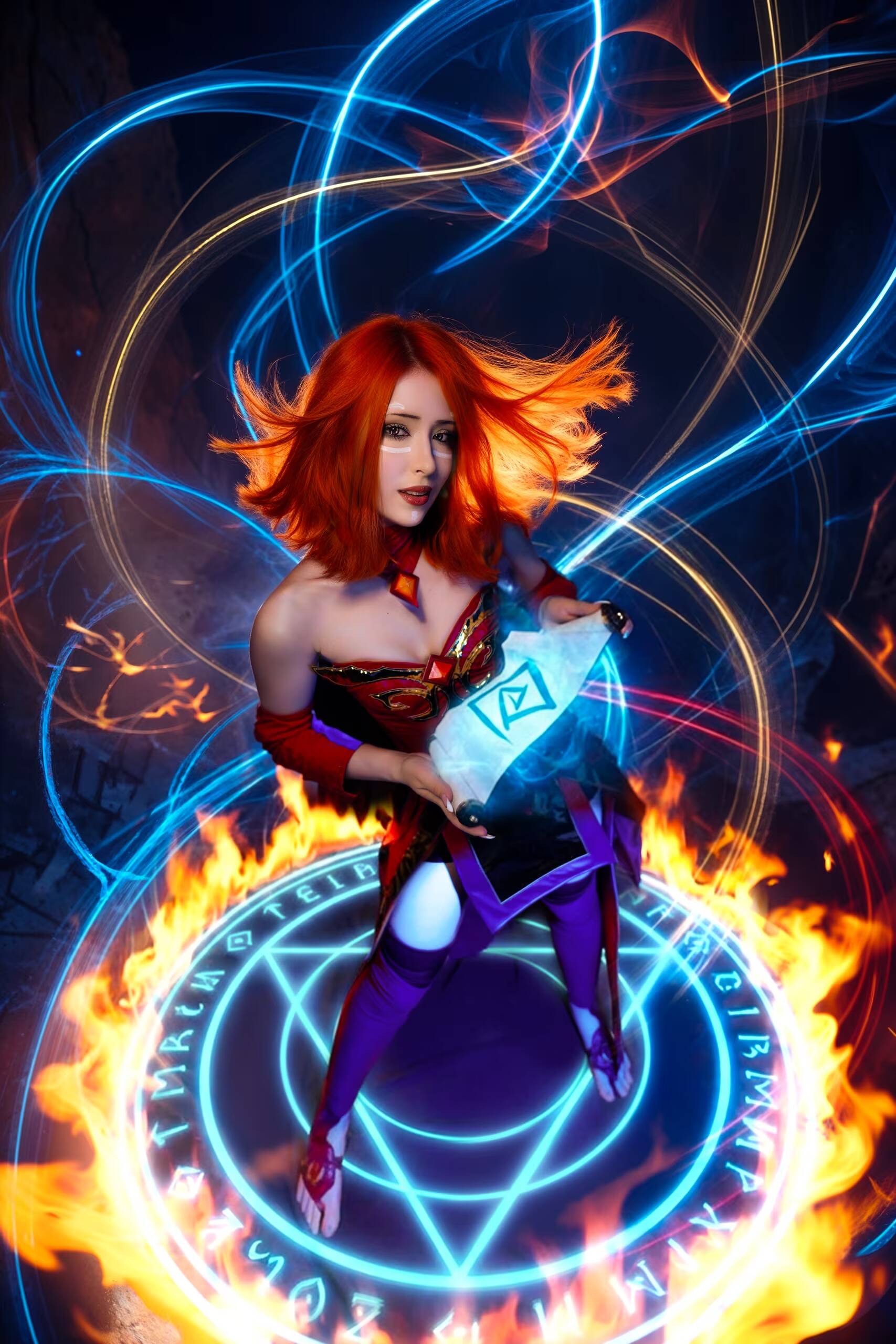 Модель в косплее огненной Лины из Dota 2