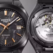 Два наручных часика Casio Edifice EFK-200. Один с черным карбоновым циферблатом и стрелками с подсветкой, другой с задней крышкой и автоматизированным механизмом