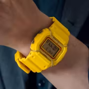 Жёлтые часы Casio G-Shock по Mother 3 на руке