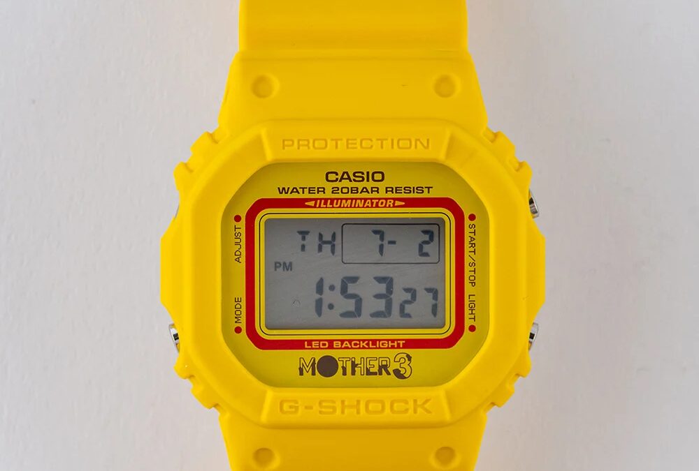Цветные часы Casio G-Shock с логотипом Mother 3 на дисплее