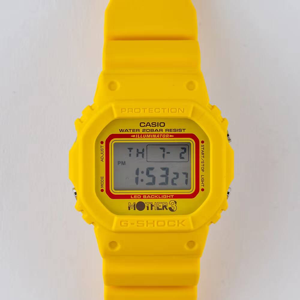 Цветные часы Casio G-Shock с логотипом Mother 3 на дисплее